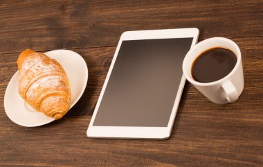 tablet ile kafede masada kahve