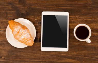 tablet ile kafede masada kahve