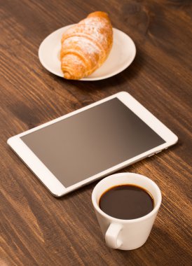 tablet ile kafede masada kahve