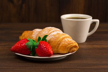 Continental Kahvaltı kruvasan, kahve ve taze çilek ile.