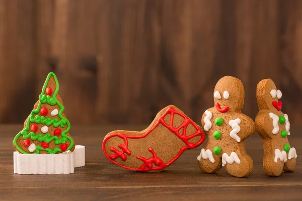クリスマスのクッキー。素朴な木製のテーブルにチップ クッキー。休日のケーキ。休日のビスケット。ビスケット。紙ナプキンのチョコレート チップ クッキーを積み上げ. — ストック写真