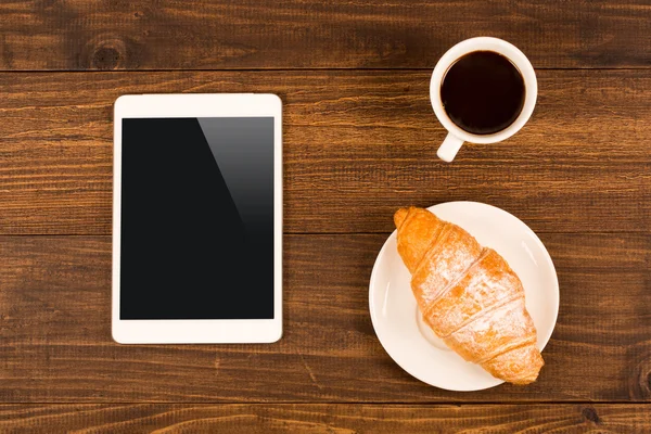 tablet ile kafede masada kahve