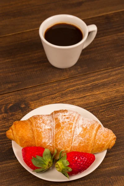 Continentaal ontbijt met croissant, koffies en verse aardbeien. bovenaanzicht — Stockfoto