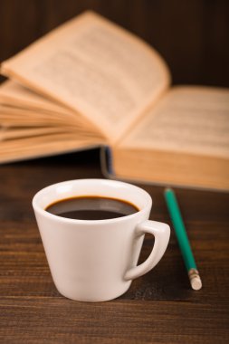 kahve kahve dükkanı kitap ile
