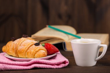 fincan kahve ve kruvasan ve kitap