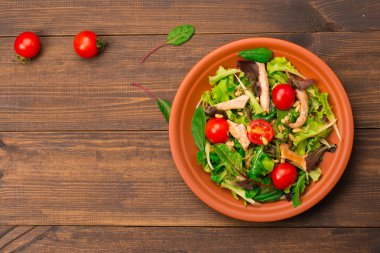 Tavuk göğsü, roka ve domatesli taze salata. Üst görünüm