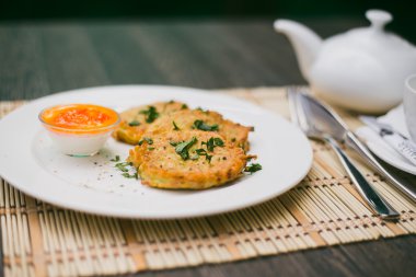 Kahvaltı patates pirzola ekşi krema üzerine beyaz izole ile