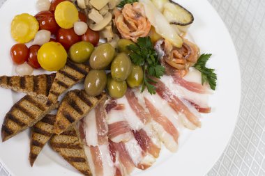 Meze pastırma, pastırma, salam, peynir ve üzüm ahşap arka plan üzerinde birlikte catering