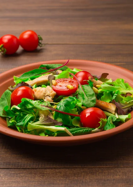 Ensalada fresca con pechuga de pollo, rúcula y tomate. Vista superior — Foto de Stock