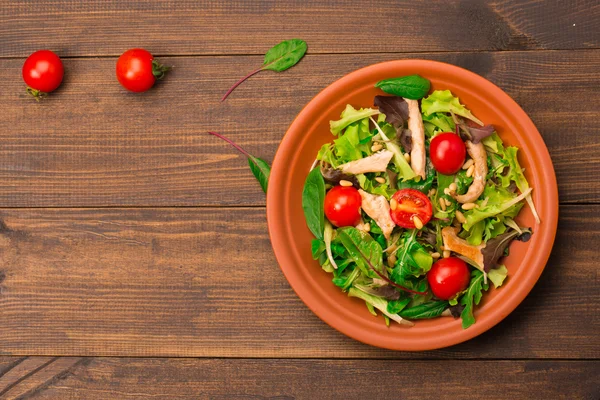 Tavuk göğsü, roka ve domatesli taze salata. Üst görünüm