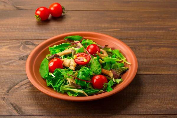 Ensalada fresca con pechuga de pollo, rúcula y tomate. Vista superior — Foto de Stock