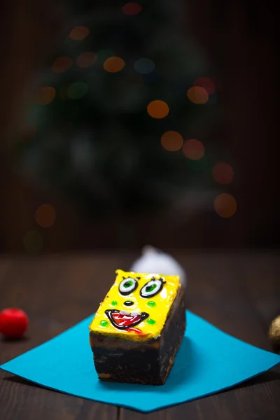 Brownies decorated with yellow jelly leaf on rustic background. — Stock Photo, Image