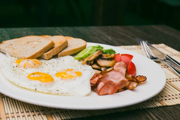 kızarmış yumurta, pastırma, tost ve taze salata ile Servis Kahvaltı