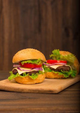 Üstten Görünüm Barbekü hamburger ahşap arka plan üzerinde