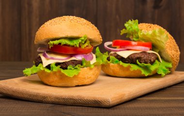 Üstten Görünüm Barbekü hamburger ahşap arka plan üzerinde