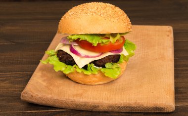 Üstten Görünüm Barbekü hamburger ahşap arka plan üzerinde