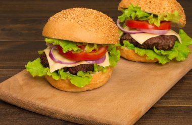 Üstten Görünüm Barbekü hamburger ahşap arka plan üzerinde