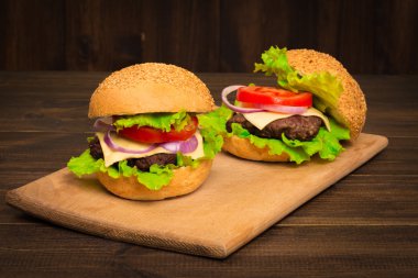 Üstten Görünüm Barbekü hamburger ahşap arka plan üzerinde