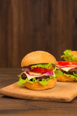 Üstten Görünüm Barbekü hamburger ahşap arka plan üzerinde