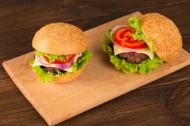 Üstten Görünüm Barbekü hamburger ahşap arka plan üzerinde