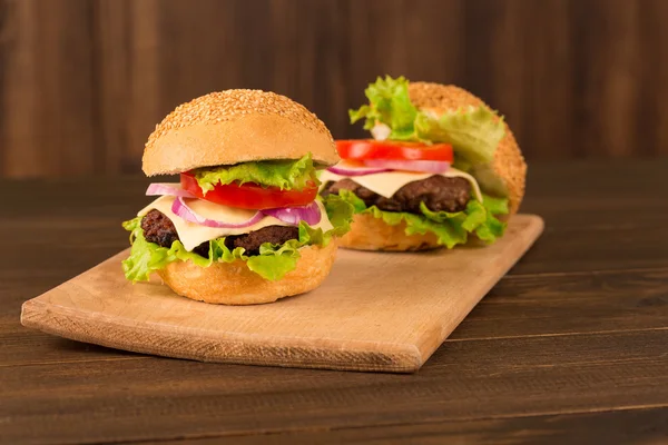 Üstten Görünüm Barbekü hamburger ahşap arka plan üzerinde