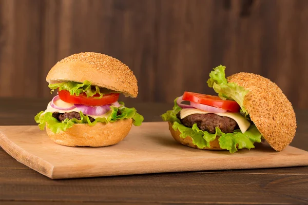 Üstten Görünüm Barbekü hamburger ahşap arka plan üzerinde