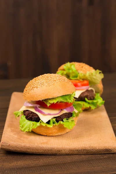 Üstten Görünüm Barbekü hamburger ahşap arka plan üzerinde