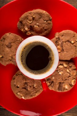 ahşap zemin üzerinde kahve Kupası ve amaretti bisküvi.