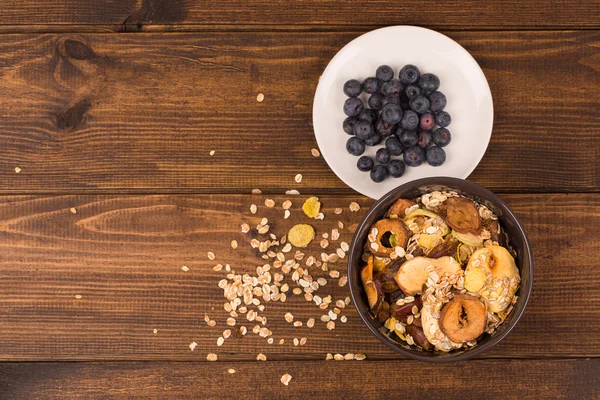 Buen desayuno, Desayuno Orgánico Quinua con Nueces Leche y Bayas, Gachas de avena de desayuno con canela, arándanos y arándanos,, enfoque selectivo, de cerca, vista superior —  Fotos de Stock