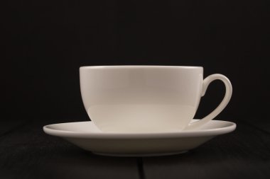 Kapuçino tarçın beyaz bir fincan ile. Siyah ahşap masa kahve