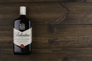 Reading Moldova - 8 Nisan 2016: Ballantine's, Pernod Ricard tarafından Dumbarton, Scotland.editorial'de üretilen dünyanın en çok satan ikinci viskisi.