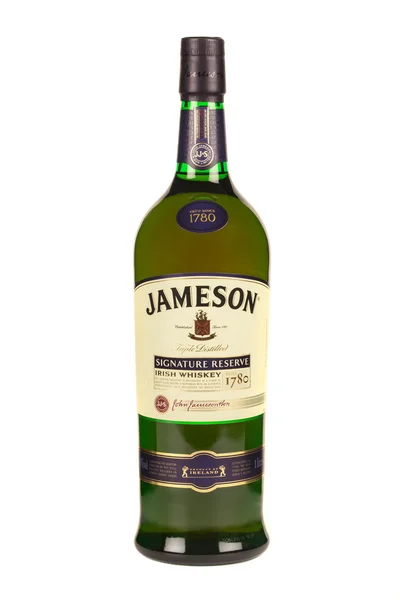 LEGGERE MOLDOVA 7 APRILE 2016. Whisky Jameson isolato su sfondo bianco. Jameson è un whisky irlandese miscelato prodotto dalla filiale irlandese dei Distillatori Pernod Ricard dal 1780 . — Foto Stock