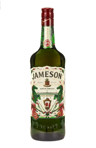 LEGGERE MOLDOVA 7 APRILE 2016. Whisky Jameson isolato su sfondo bianco. Jameson è un whisky irlandese miscelato prodotto dalla filiale irlandese dei Distillatori Pernod Ricard dal 1780 . — Foto Stock