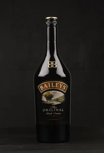 READING MOLDOVA APRIL 7, 2016: Baileys Irish Cream is an Irish whiskey- and cream-based liqueur, made by Gilbeys of Ireland. Brand currently owned by Diageo. — Stock Photo, Image