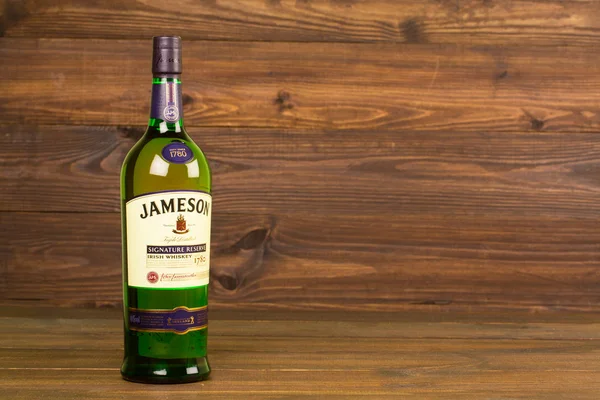 Okuma Moldova 8 Nisan 2016. Jameson Whiskey Triple bir şişe siyah arka plan üzerinde% 40 1 Litre distile. Harmanlanmış viski İrlanda'dan ithal edilir
