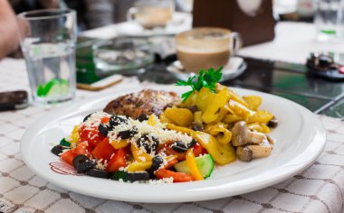 Unagi soslu füme yılan balığı salatası. Gıda