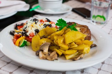 Unagi soslu füme yılan balığı salatası. Gıda