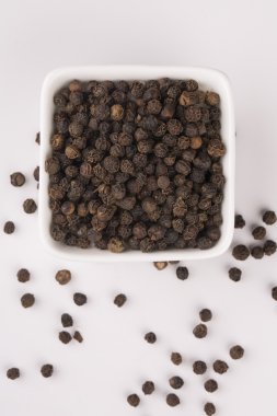 Beyaz arka plan üzerinde dağınık kara biber Mısır ve beyaz arka plan üzerinde izole karabiber.