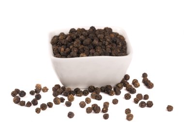 Beyaz arka plan üzerinde dağınık kara biber Mısır ve beyaz arka plan üzerinde izole karabiber.