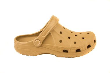 Beyaz arka plan üzerinde izole kahverengi terlik