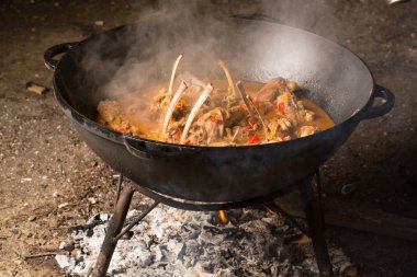 Yangın orman seyahat Lifestyle tatil kavramı içinde açık yanan alev üzerinde pişirme su ısıtıcısı