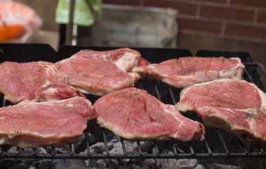 Alevli ızgarada ızgara biftekler seçici bir odak ile vurulacak.