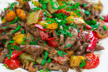 Mangalda köfte - Barbekü bir tabakta sebze ile. Seçici odak