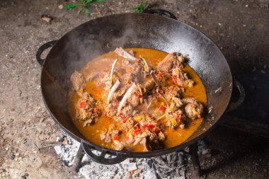 Yangın orman seyahat Lifestyle tatil kavramı içinde açık yanan alev üzerinde pişirme su ısıtıcısı