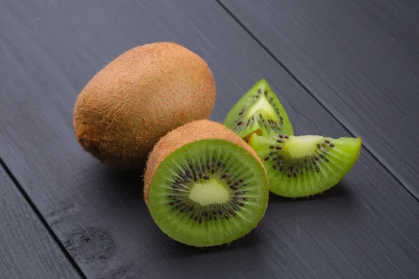 Kivi kahverengi ahşap zemin üzerinde. Üstten Görünüm