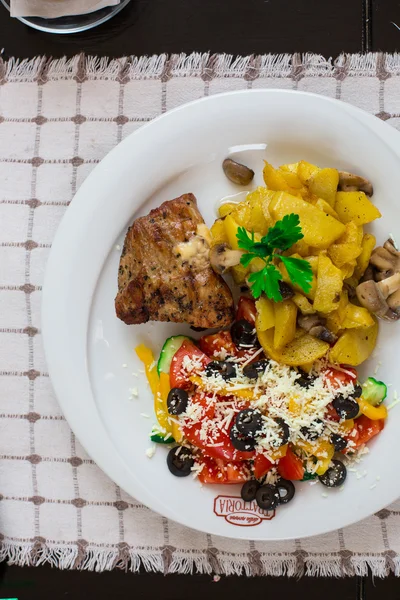 Unagi soslu füme yılan balığı salatası. Gıda