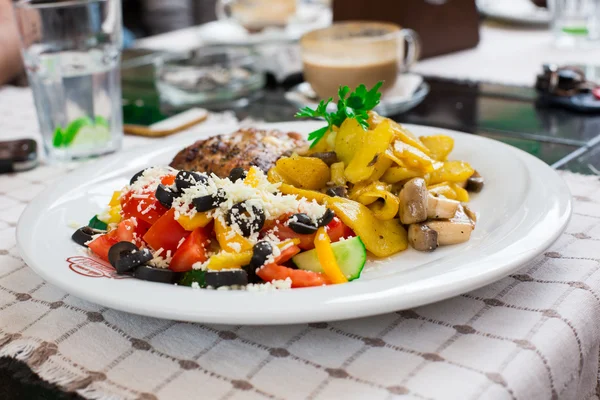 Unagi soslu füme yılan balığı salatası. Gıda