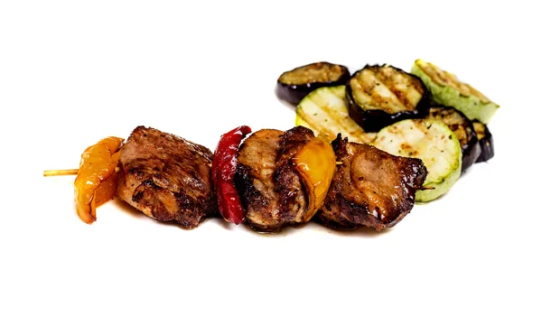 İki renkli sağlıklı ızgara tofu ve sebze kebap kiraz domates, biber ve soğan üzerinde beyaz izole ile ahşap şiş üzerinde füme