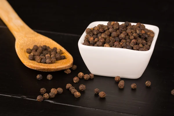 Pimienta negra molida, granos de pimienta negra y pimienta negra en polvo. Platillos blancos —  Fotos de Stock