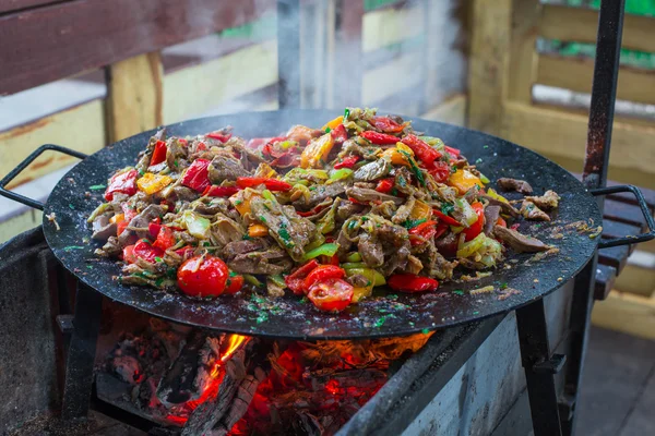 Yaz Barbekü. Et barbekü sebze ve otlar ile. Açık ızgara gıda